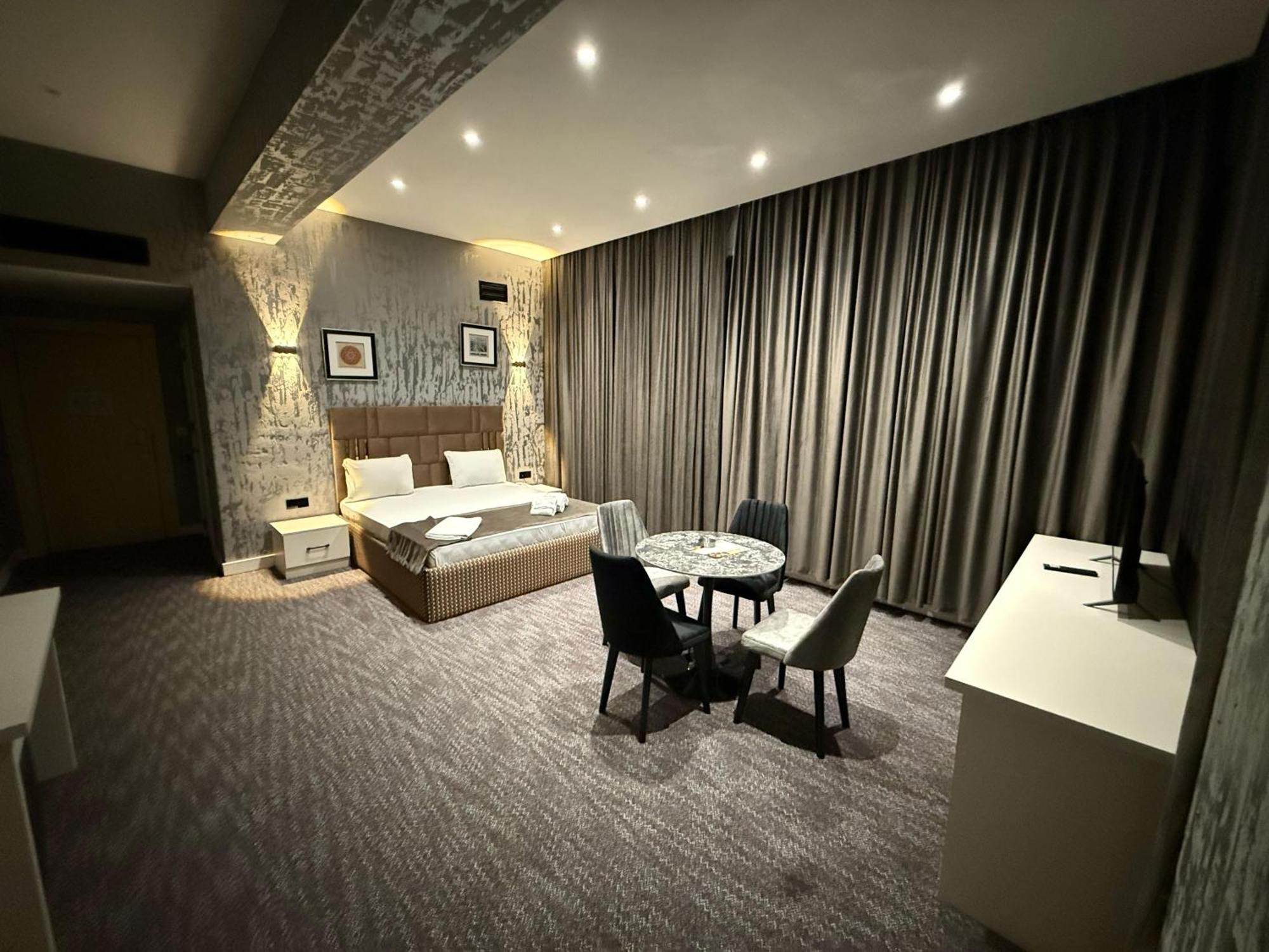 Black Mont Otel