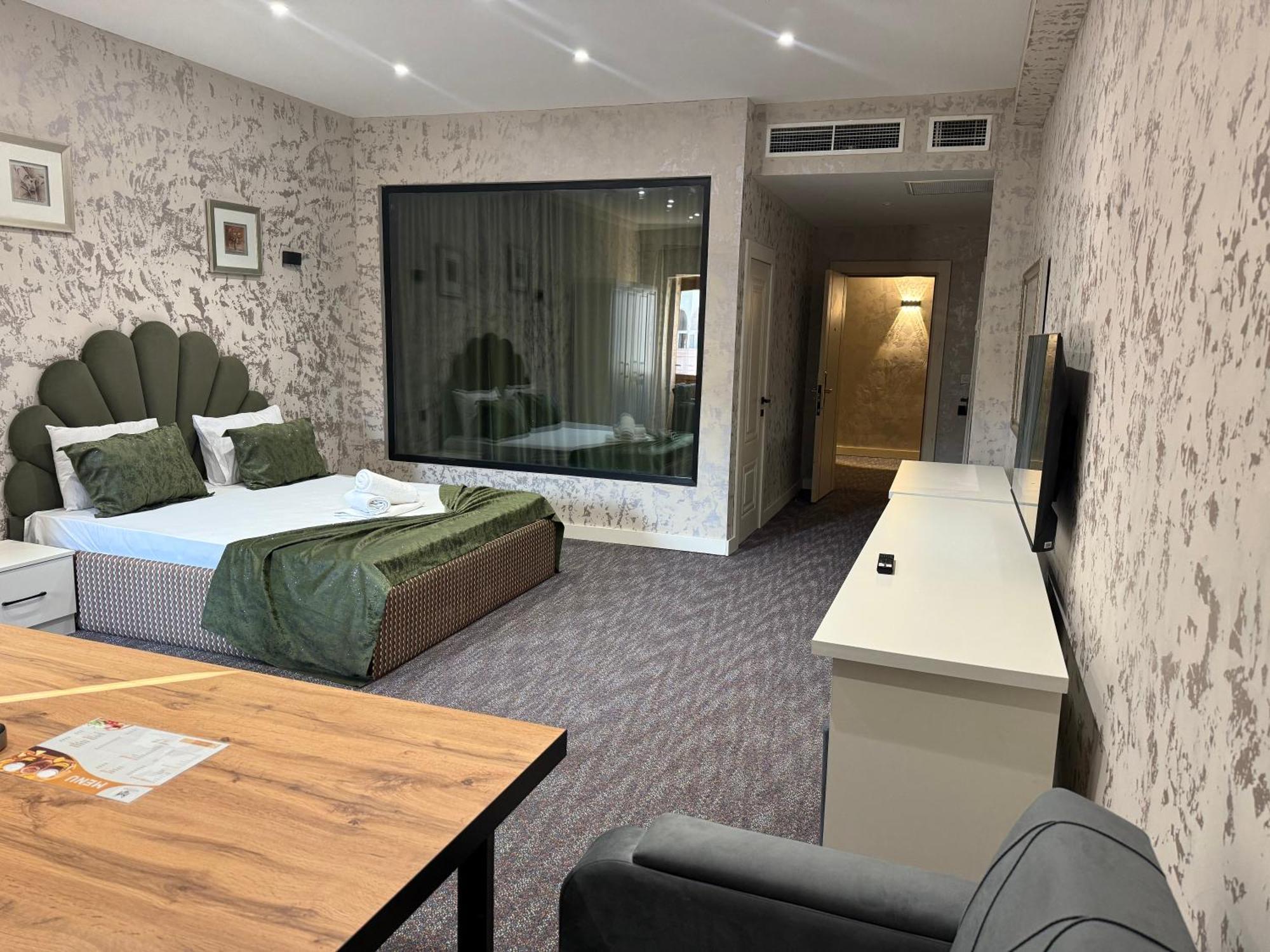 Black Mont Otel